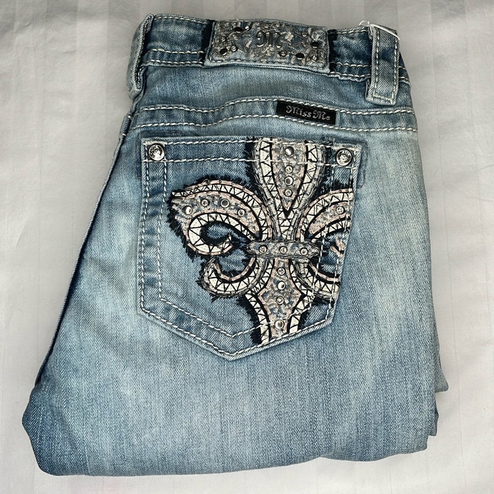 Miss Me - Women's Signature Cuffed Capri
Style # JP7658P
Size 26